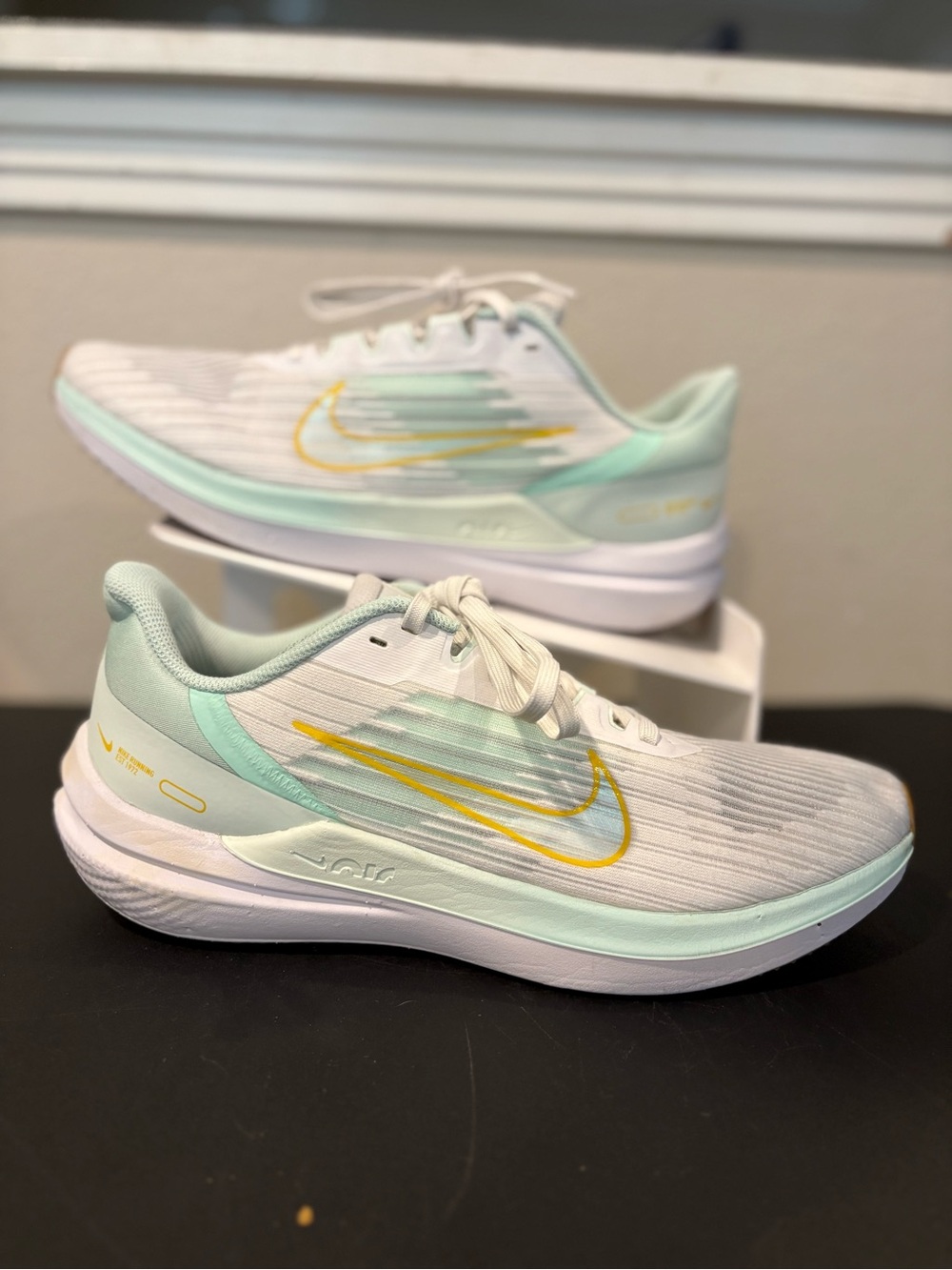 Nike Air Zoom Winflo 9 Running Shoe White Barely Green DD8686-101 Womens Sz 11